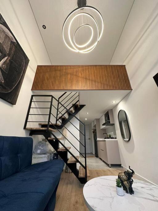 Posibilidades de diseño interior, apartamento de doble altura desde el minimalismo